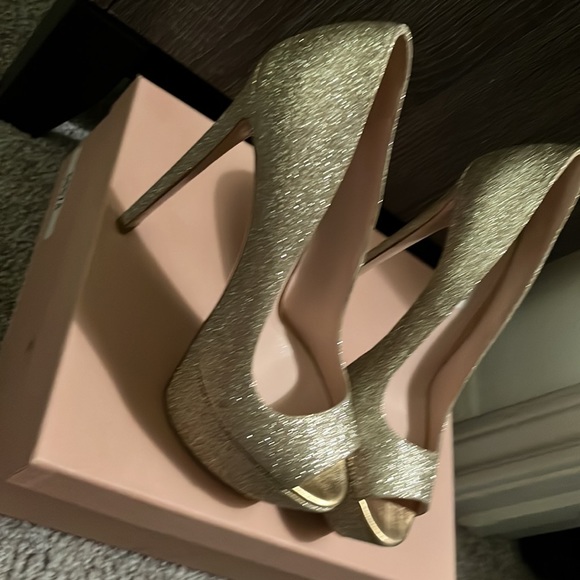 Miu Miu NIB Gold Glitter peep toe heels SZ 7/38 - Picture 2 of 6